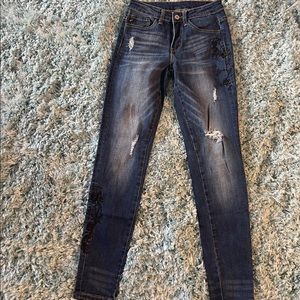 KanCan Skinny Jeans w/black design  size 1/24